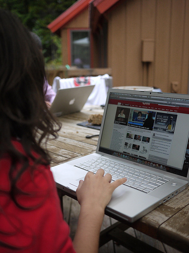 reading-laptop